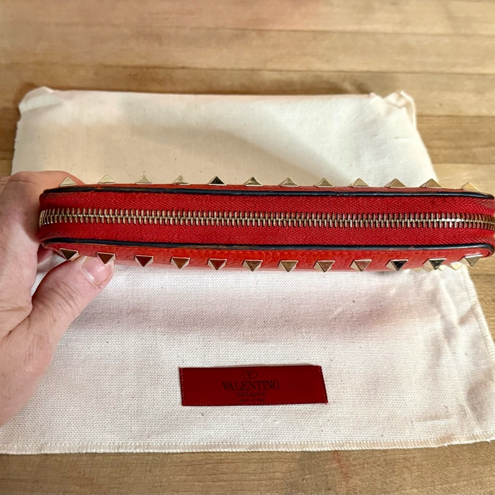 Valentino Garavani Red Pebbled Leather Rockstud Zip Around Continental Wallet - Picture 6 of 13